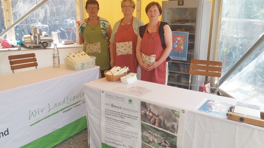 Agnieszka Brand mit ihren beiden Helferinnen 75 Jahre Landfrauen-Jubiläum auf der Trimburg