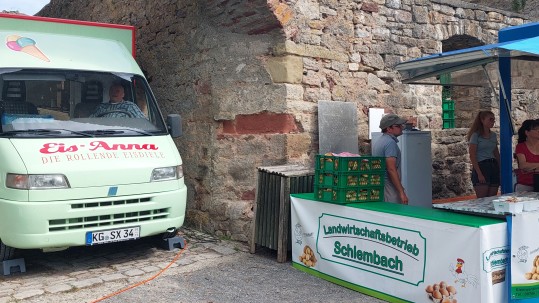 Die "Eis-Anna" aus Schondra 75 Jahre Landfrauen-Jubiläum auf der Trimburg