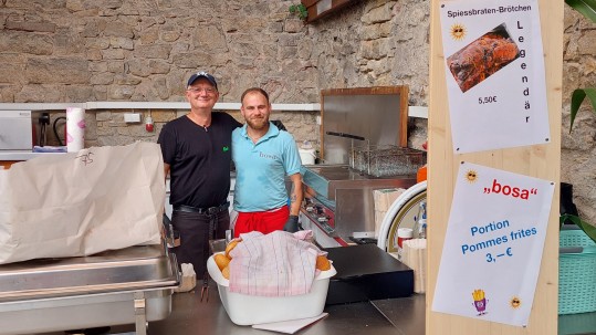 Leckere Spießbraten-Brötchen aus Hammelburg 75 Jahre Landfrauen-Jubiläum auf der Trimburg