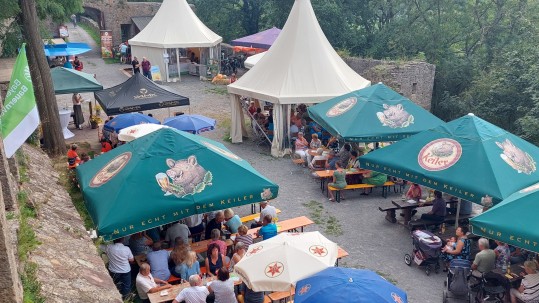 Blick auf die Besucher im Burghof 75 Jahre Landfrauen-Jubiläum auf der Trimburg