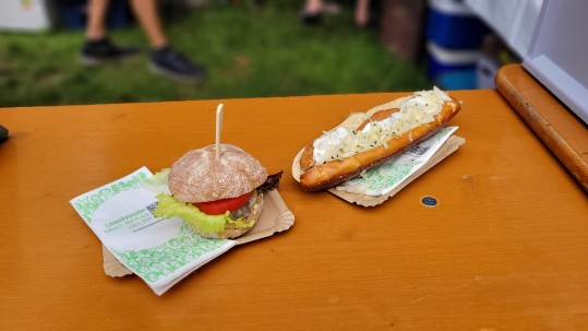 Lecker angerichtete Burger und Falafel 75 Jahre Landfrauen-Jubiläum auf der Trimburg