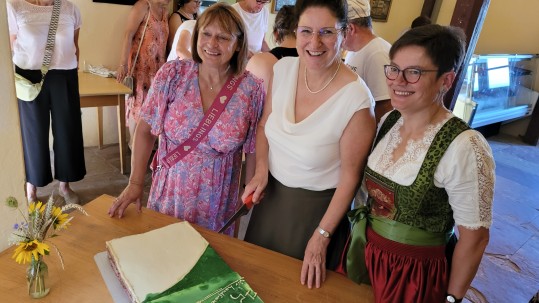 Anschnitt der Jubiläumstorte 75 Jahre Landfrauen-Jubiläum auf der Trimburg