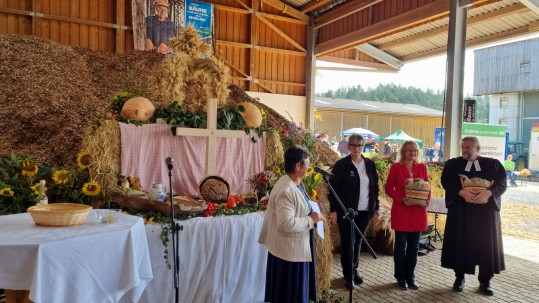 Geschenkübergabe an Dekan Markus Rausch und Regina Schrembs