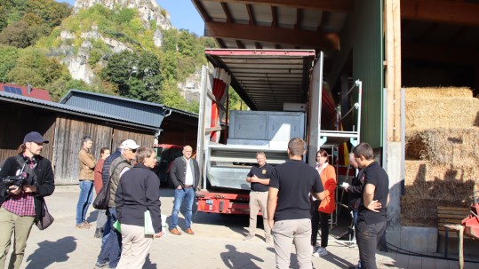 Markus Hiermeier erklärt die Trocknungsanlage.