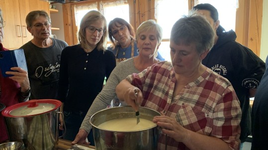 Heike Ehl beim Käse schneiden