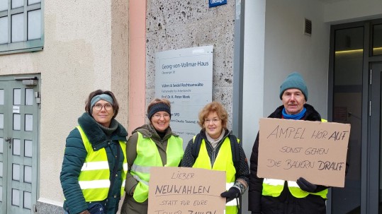 Bei der Parteizentrale der SPD mit Kreisbäuerin Sonja Dirl