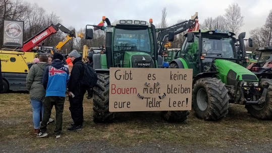 Schlepper mit Protestschild an Vorderseite