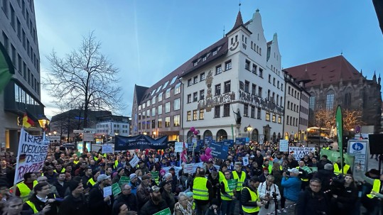 Gemeinsame Kundgebung von Wirtschaftsverbänden in der Nürnberger Innenstadt Gemeinsame Kundgebung von Wirtschaftsverbänden in der Nürnberger Innenstadt