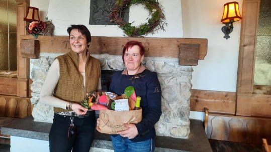 Kreisbäuerin Karina Fischer mit Floristin Bea Schmid