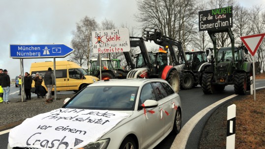 Protest vor A9 in Kulmbach Schlepper und PKW blockieren Autobahnauffahrt A9