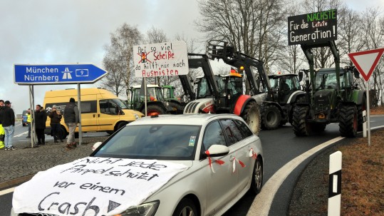 Schlepper und PKW blockieren Autobahnauffahrt A9