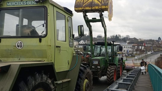 Schlepper auf Autobahnbrücke