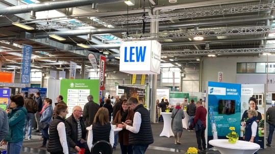 Besucher am Messestand des BBV