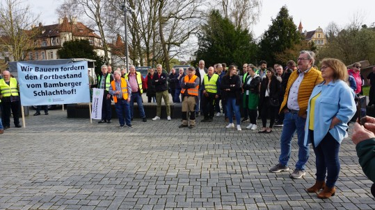 Demo vor der Kongresshalle in Bamberg anlässlich der entscheidenden Stadtratssitzung über den Fortbestand des Bamberger Schlachthofes