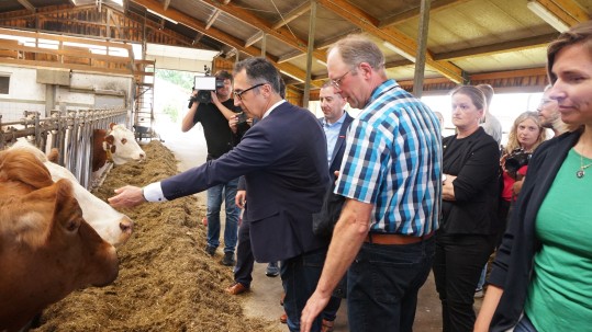 Besuch von Czem Özdemir Czem Özdemir bei einem Gespräch im Stall