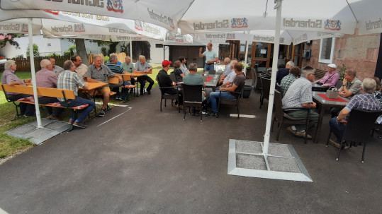 Auf dem Hof von Ely Eibisch