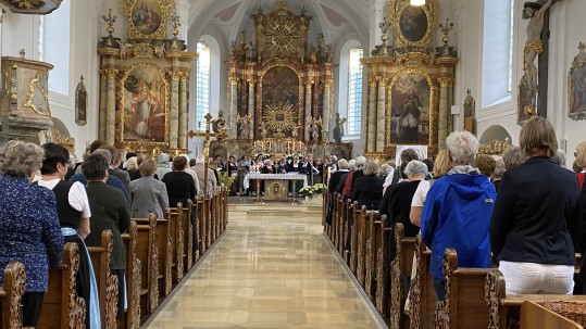 Der Landfrauenchor Dingolfing-Landau umrahmte den Gottesdienst Kirche
