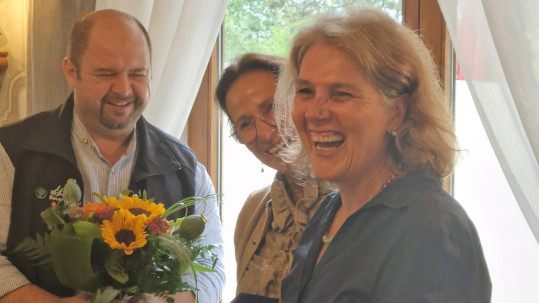 Kreisbäuerin Katharina Kern und Ortsobmann Josef Andres überreichten ein Geschenk