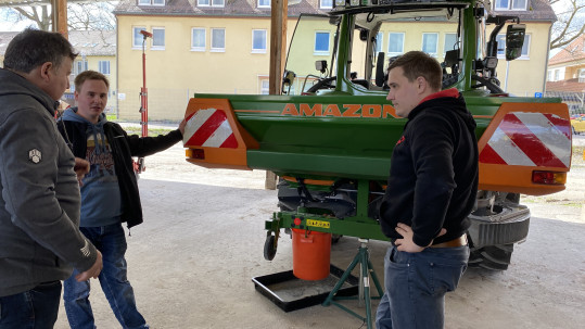 „Archivbild BWB 2023: Beim Berufswettbewerb werden verschiedenste Fertigkeiten geprüft. So z.B. auch das korrekte Abdrehen eines Düngerstreuers.“