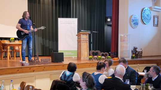 Landfrauentag in Wallgau Liedermacher und Kabarettist Roland Hefter