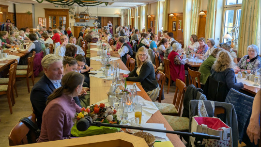 Landfrauentag 2025 Voll besetzter Saal im Gasthof zur Post in Eberfing