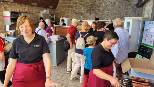 Essen und Trinken auf der Trimburg BBV-Landfrauen bewirten die Trimburg