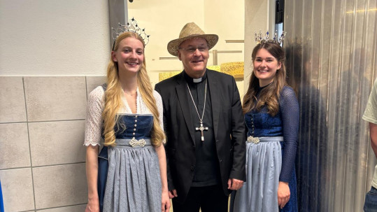 Hoheiten unter sich: Bischof Voderholzer zwischen Bayerischer Milchprinzessin Verena Wagner (links) und Bayerischer Milchkönigin Elisabeth Heimerl (rechts) Hoheiten unter sich: Bischof Voderholzer zwischen Bayerischer Milchprinzessin Verena Wagner (links) und Bayerischer Milchkönigin Elisabeth Heimerl (rechts)