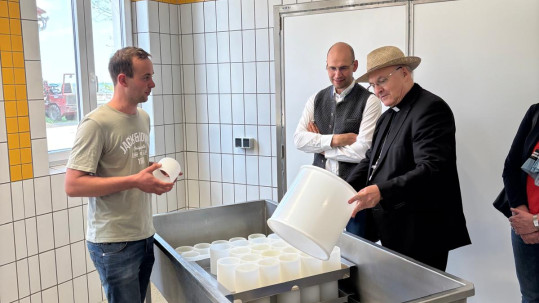 Einblick ins „Käsen“: Franz Obeth jun. (links) zeigt Bischof Voderholzer (rechts) und Bezirkspräsident Ely Eibisch (mitte) die unterschiedlichen Käseformen Einblick ins „Käsen“: Franz Obeth jun. (links) zeigt Bischof Voderholzer (rechts) und Bezirkspräsident Ely Eibisch (mitte) die unterschiedlichen Käseformen