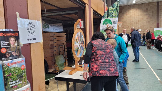 Bauerntag in Untertheres Glückrad drehen