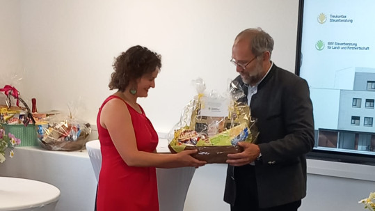Übergabe Geschenk von Herrn Peter Huber (Direktor) an Frau Ariane Volkmann (Geschäftsführerin)