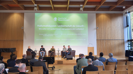 Blick auf Podium in Haus der Bayerischen Landwirtschaft Herrsching