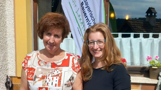 Kreisbäuerin Erika Loos mit Referentin Jacqueline Fuchs