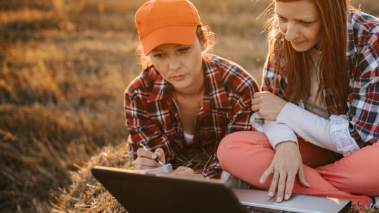 zwei Frauen am Laptop