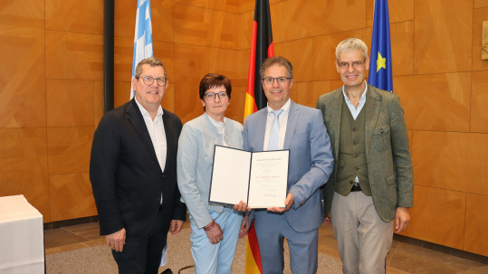 Verleihung Bundesverdienstkreuz Kreisobmann Mathias Klöffel mit Vertretern BBV