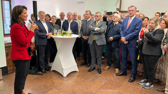 Landwirtschaftsministerin Michaela Kaniber bei Ihrer Ansprache im Fyoer des Generalsekretariats