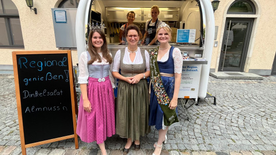 Christine Singer mit der Milchkönigin und Kartoffelkönigin