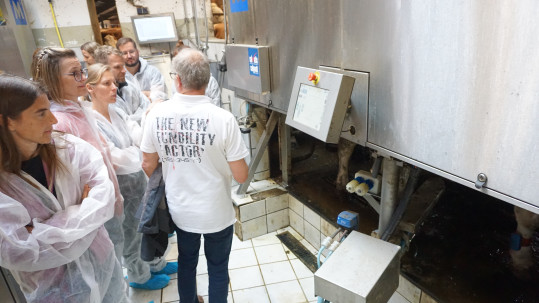 Horst Porzelt präsentiert die automatischen Melkroboter, in welche die Kühe nach Bedarf gehen können.