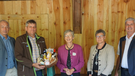 In einer Scheune auf dem Betrieb von Martin Flohrschütz (2 v.l.) diskutierten Kirche und Landwirtschaft