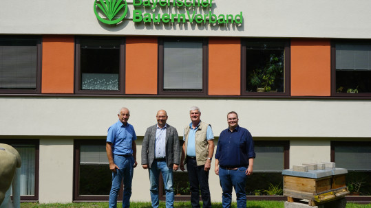 (v.l.) Direktor Dr. Wilhelm Böhmer (BBV), Chefredakteur Thomas Zeller (MGO), Bezirkspräsident Hermann Greif (BBV) und Joachim Benda (BBV)