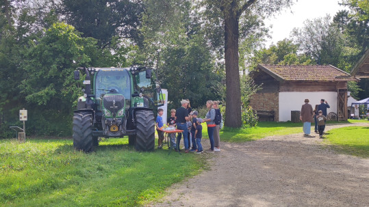 LfL Traktor mit Rapsöl