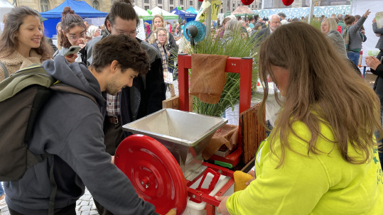 Bauernmarktmeile Landfrauenstand Apfelsaftpresse