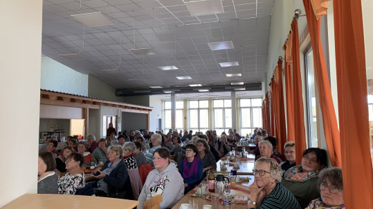 voll besetzte Tierzuchtklause mit Sylvia Schatz-Seidel