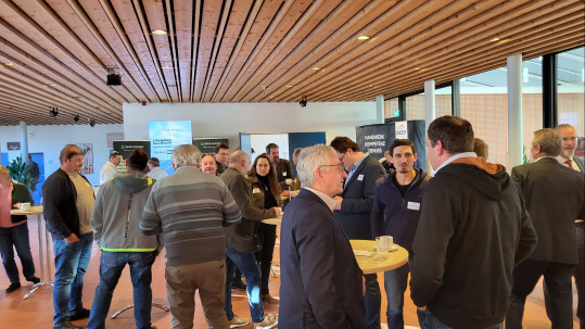 Leute stehen zusammen und unterhalten sich