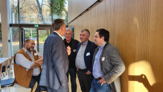 Eine Gruppe von Menschen unterhält sich