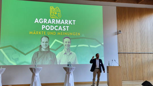 Ein Mann spricht auf einer Bühne