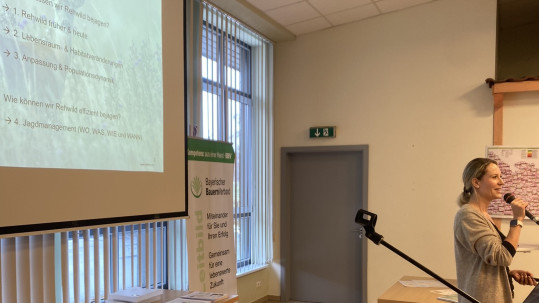 Dr. Martina Hudler von der FH Weihenstephan zeigte die Entwicklung der Reh- und Rotwildbestände und leitete daraus moderne Bejagungsstrategien ab