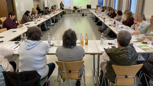 Julia Haberberger präsentierte den Landfrauen vergangene Aktionen der bbv nextgeneration