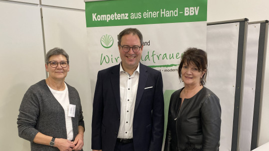 v.l.n.r. Marion Warmuth (stellv. Bezirksbäuerin), Florian Luderschmid (Regierungspräsident Ofr.) und Beate Opel (Bezirksbäuerin)