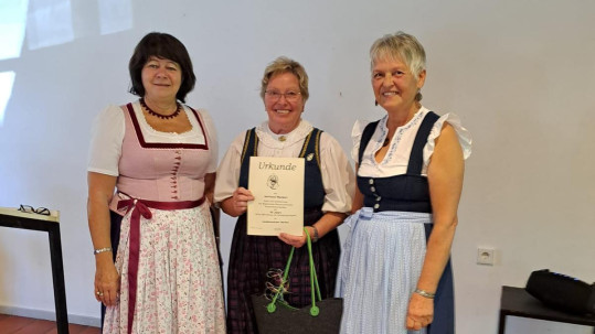 Ehrung Gründungsmitglied Gertraud Wackerl