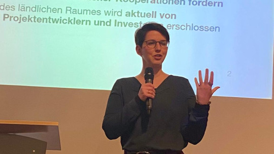 Dr. Lena Käsbauer beim Vortrag auf dem Bayerischen Gemeindetag